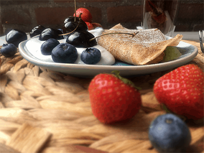 Pannenkoek met kwark en rood fruit