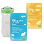 Romige yoghurt wordt uit een grote container geschept in een glas.