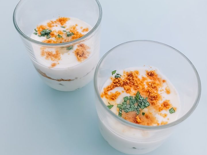 Yoghurt met speculoos, gebakken peer en munt