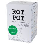 Verse boter en kaas op houten plank met yoghurt en melk in achtergrond.