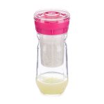 Kefir water fles met roze deksel en inhoud van kefir water.