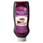 Frisse yoghurt met rood vruchtensaus en verse bessen in een glas.