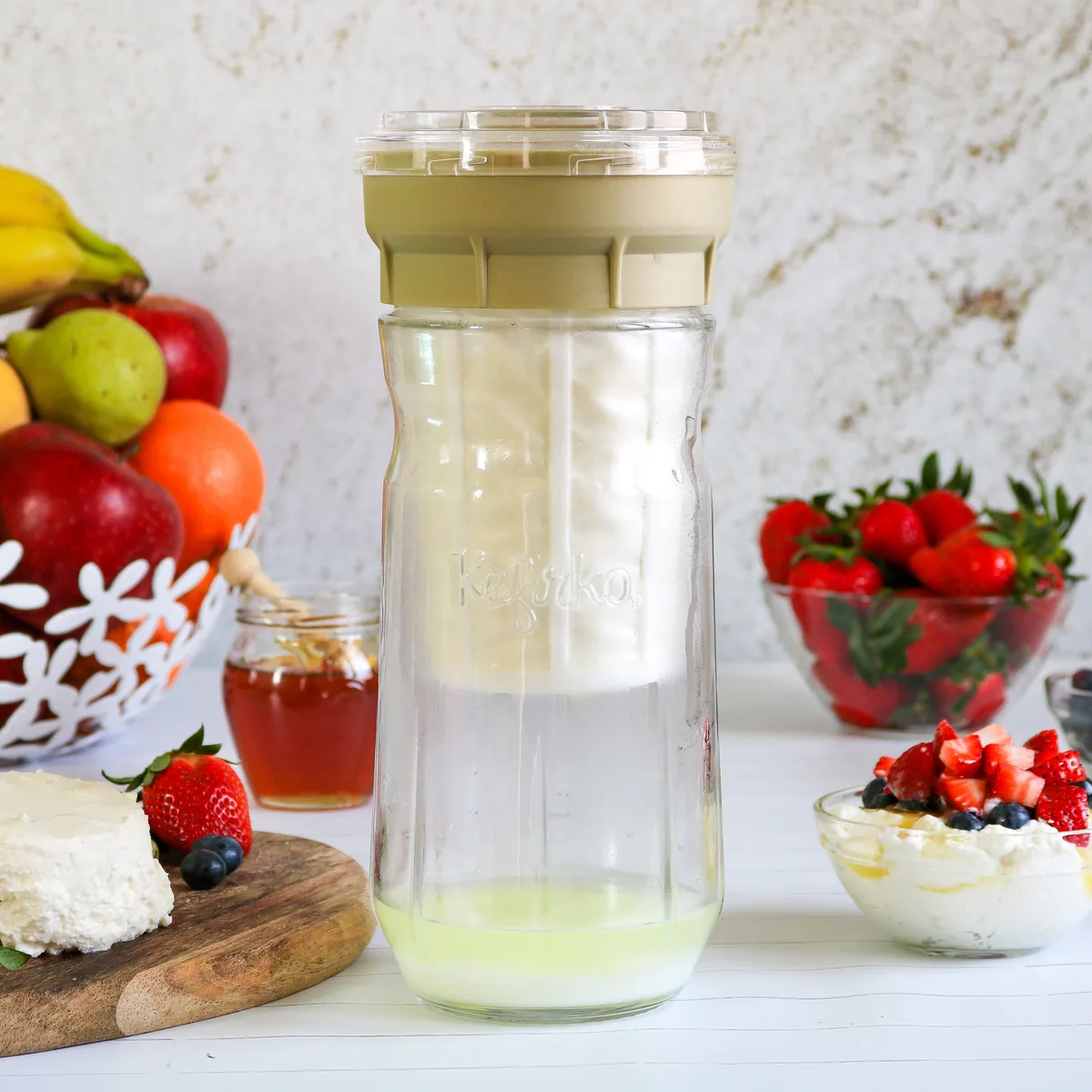 KefirKo Kaasmaker 1,4 l met beige deksel en verse kaas