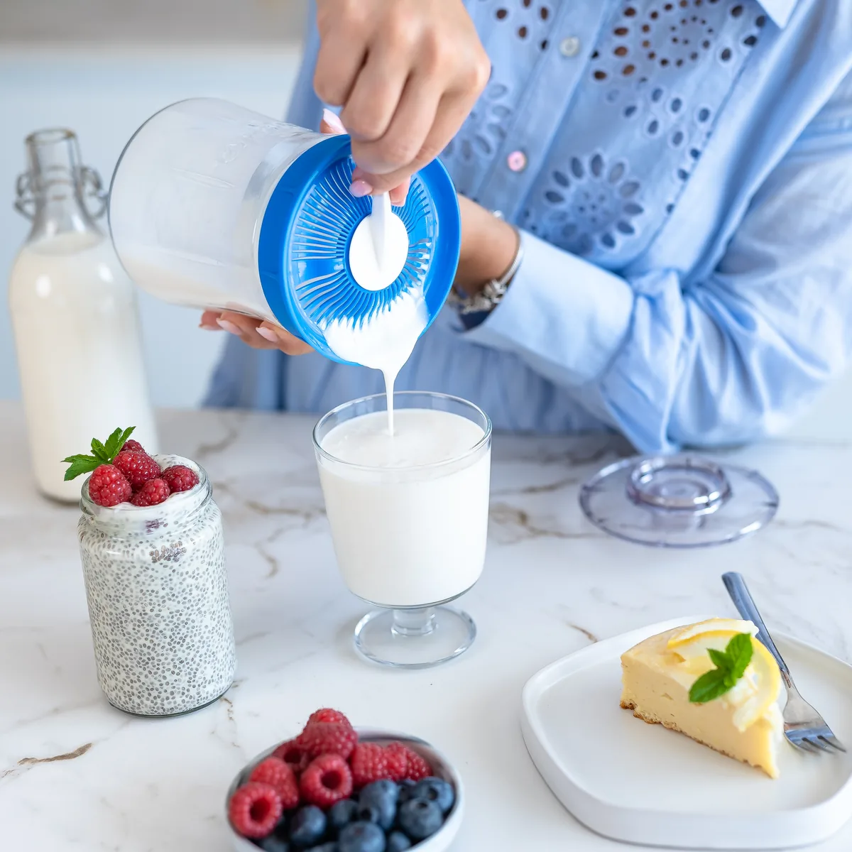 Melkkefir zeven en serveren met de KefirKo Kefirmaker