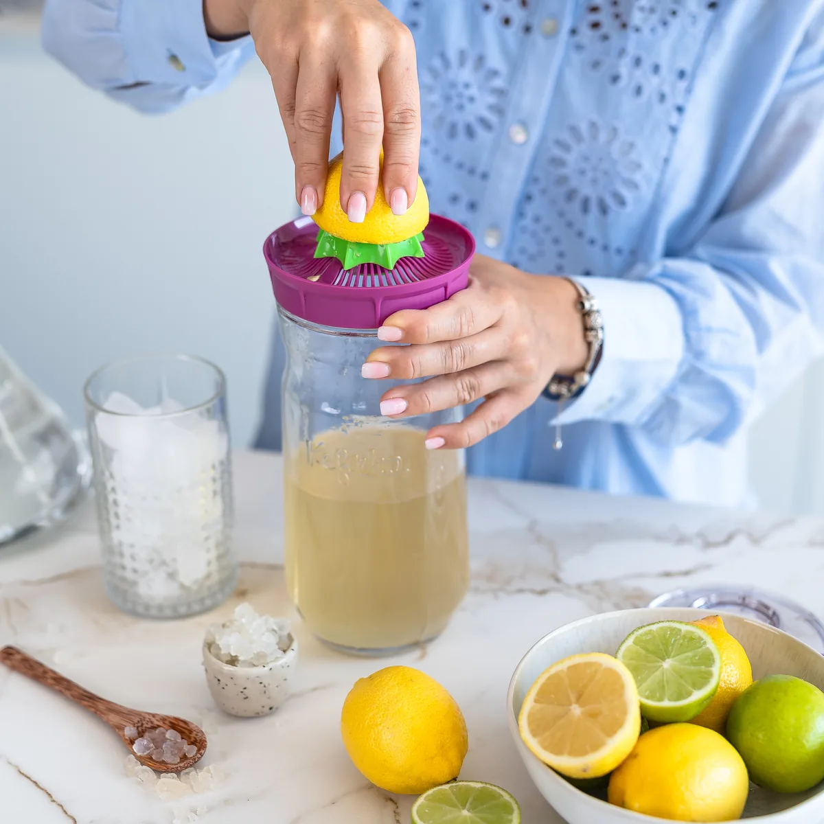 Vers citroensap met de KefirKo citruspers direct in de waterkefir persen