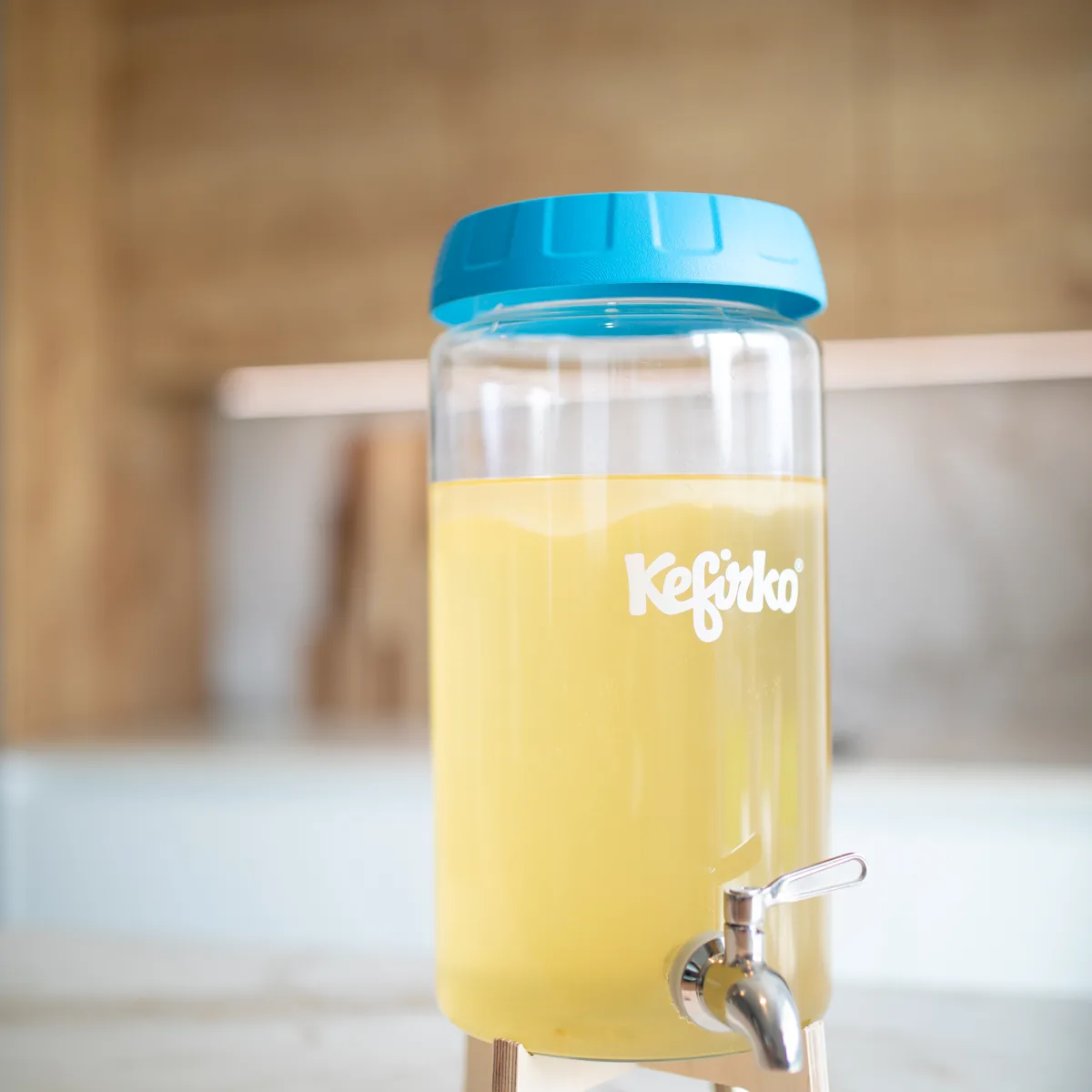 KefirKo Kombucha Fermenter met zelfgemaakte kombucha in de keuken