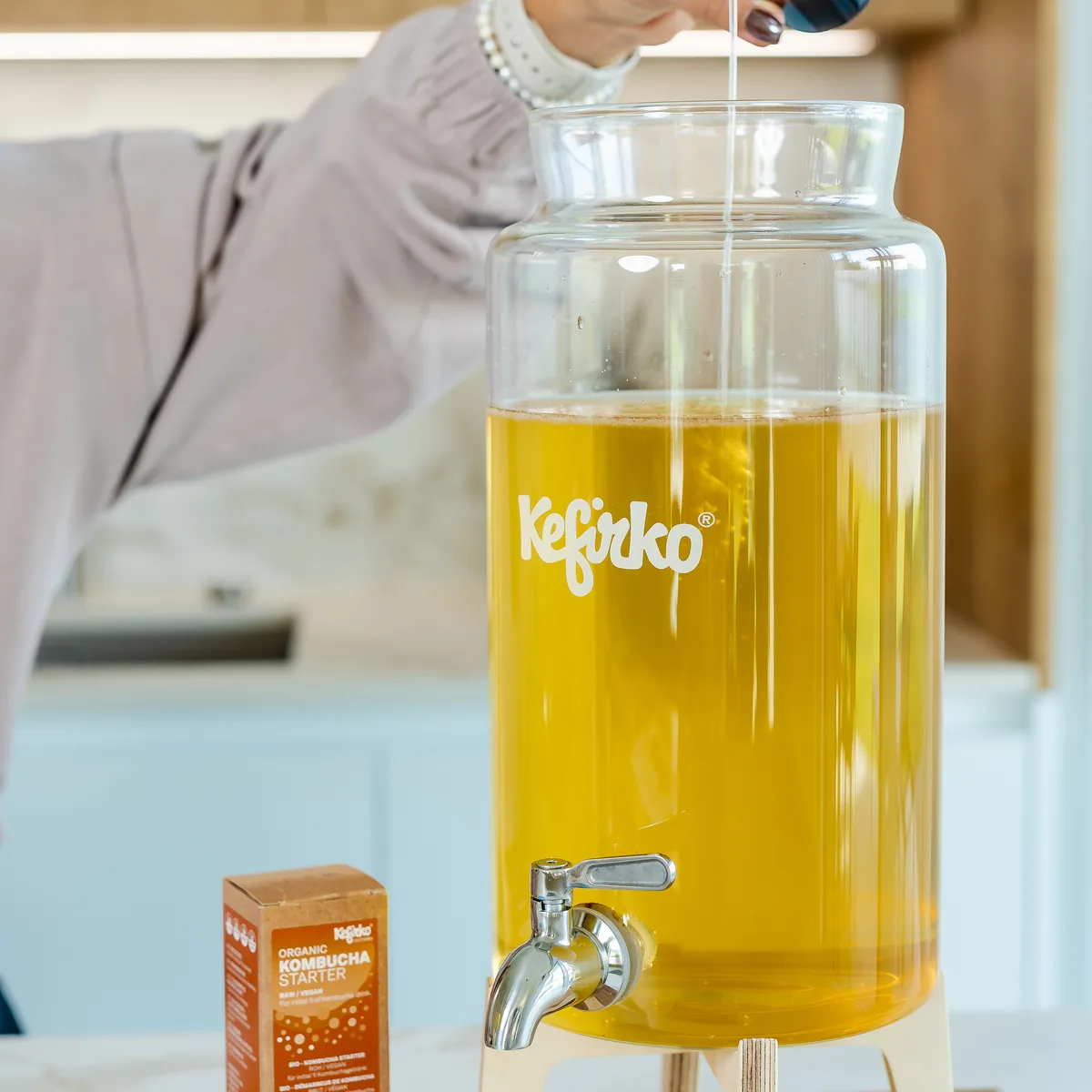 Kombucha tappen uit de KefirKo Kombucha Fermenter