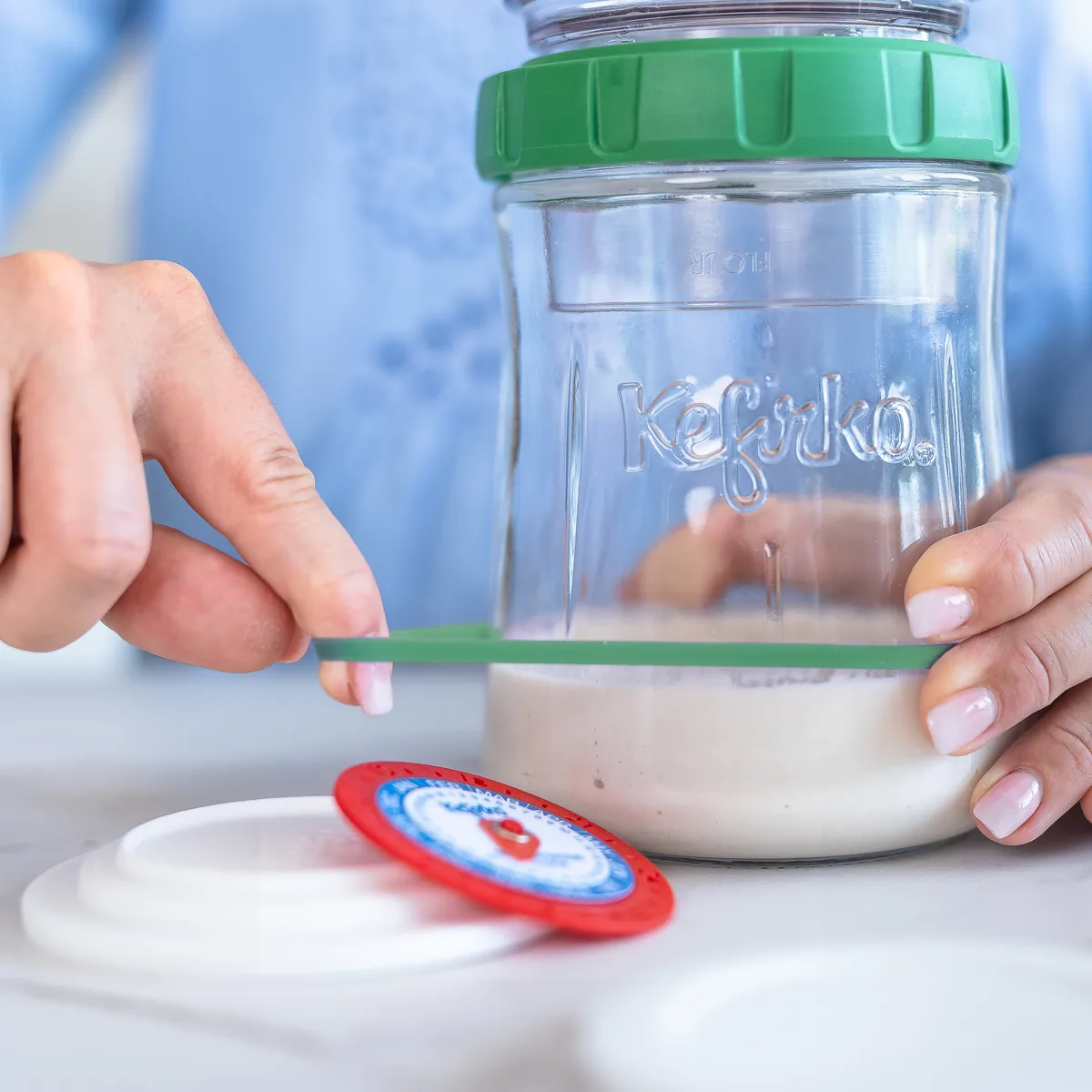 Zuurdesemstarter voeren in de KefirKo Zuurdesem Fermenter