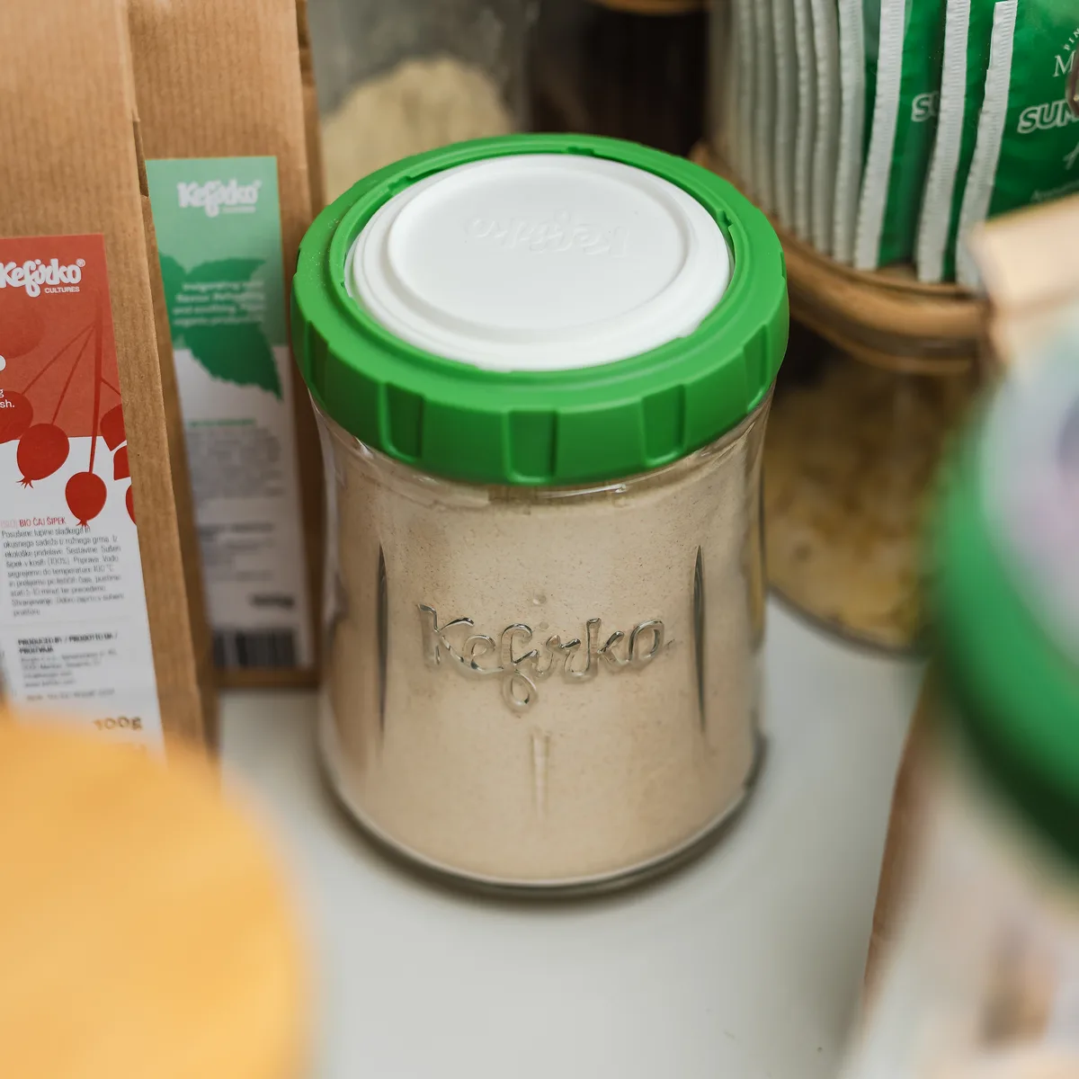 Kefirko Bewaarpot met groene deksel in de keuken