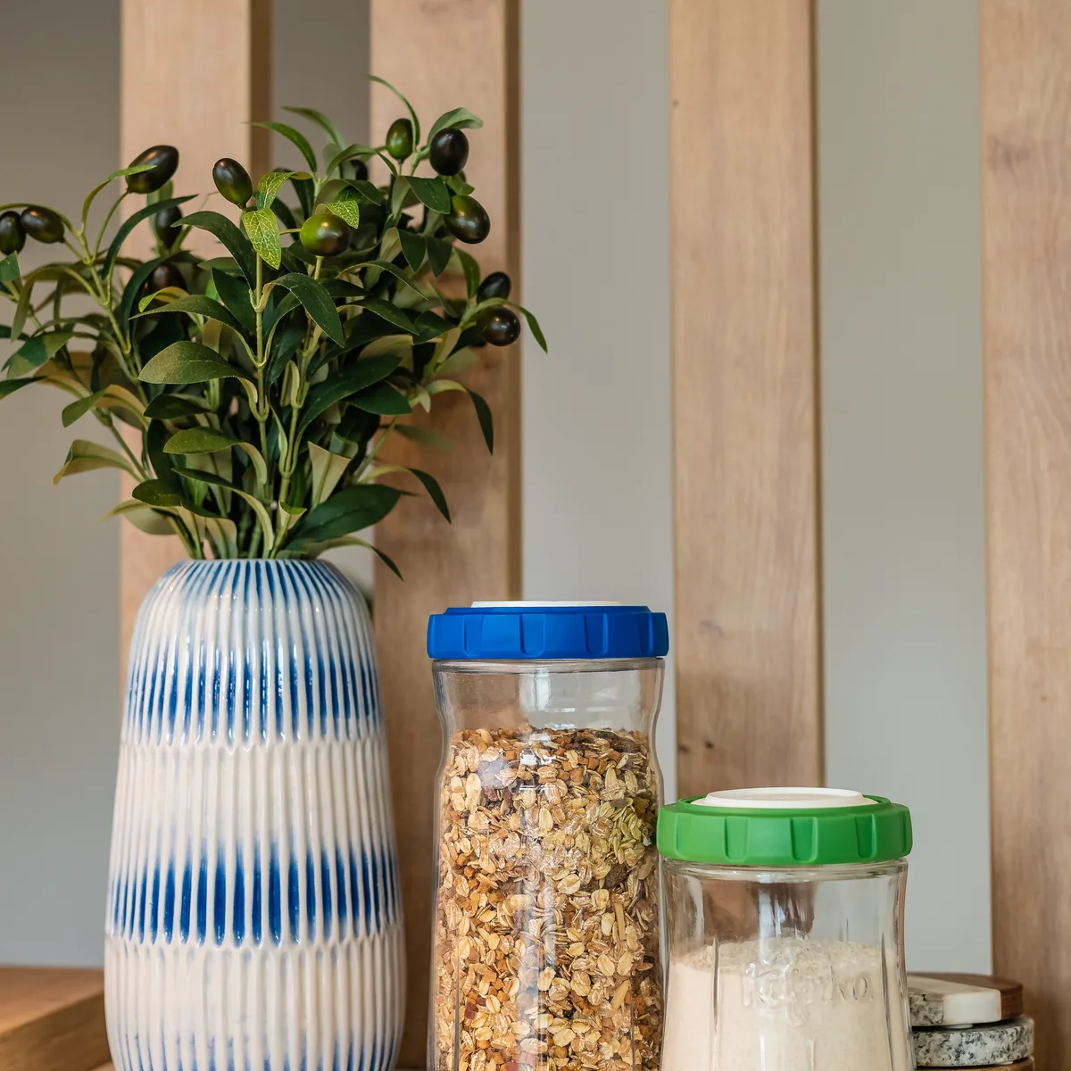 Kefirko Bewaarpotten met granola en meel op het aanrecht