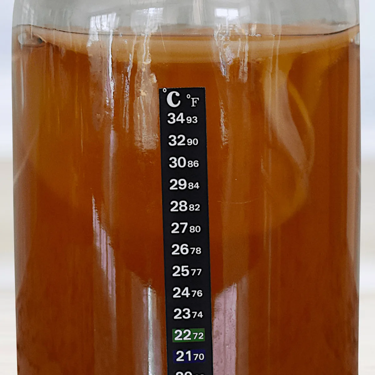 Thermometerstrip op een fermentatiepot met kombucha