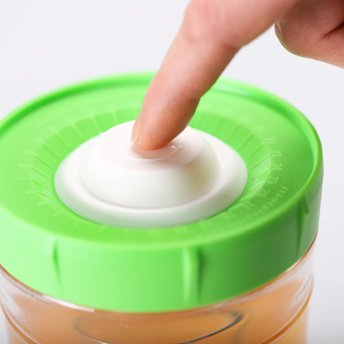 Lucht uit de KefirKo Veggie Fermenter pompen
